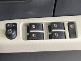 【電動格納ミラー】サイドミラーは電動格納式となっており、狭い駐車場でもキズがつくリスクを抑えられます。