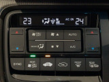 オートエアコンは左右席で独立温度コントロールが可能です。運転席はキンキンに冷やして助手席はマイルドにと言った設定が可能です☆暑さ寒さでケンカすることもなくなりますね♪