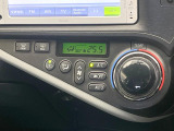 【オートエアコン】一度お好みの温度に設定すれば、車内の温度を検知し風量や温度を自動で調整。暑い&hellip;寒い&hellip;と何度もスイッチ操作をする必要はありません。快適な車内空間には必須の機能ですね♪
