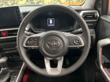インテリアに合わせたデザインのステアリングは、運転される方のことも考え、運転しやすい形状、大きさです。是非一度、実際に触ってお確かめください。