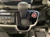 CVT車のセレクトレバーです。低速から高速まで、変速ショックのないスムーズな走りを実現するとともに、エンジン効率のよい領域を維持することで燃費にも貢献します。
