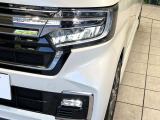 【LEDヘッドライト】悪天候や夜間走行時も良好な視界を確保し安心して運転できる高輝度LEDヘッドライトを装備!点灯速度が早く、消費電力も抑えられています。
