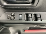 狭い駐車場で便利な電動格納ドアミラーが付いています。