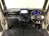 車内は光触媒抗菌消臭施工済です。インパネ周りはスタイリッシュなデザインです。グローブボックスやカップホルダーのほかにトレーなどたくさんの収納スペースが付いています。