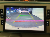 バックギアに入れますとご覧のような画像に自動的に切り替わります。車庫入れ時に役立ちます。