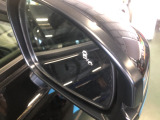 【ブラインドスポットインフォメーション】走行中に、斜め後ろの車を検知すると、ドアミラーのマーク点灯にてお知らせします。