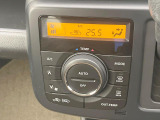 【オートエアコン】一度お好みの温度に設定すれば、車内の温度を検知し風量や温度を自動で調整。暑い&hellip;寒い&hellip;と何度もスイッチ操作をする必要はありません。快適な車内空間には必須の機能ですね♪