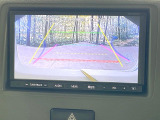 【バックカメラ】駐車時に後方がリアルタイム映像で確認できます。大型商業施設や立体駐車場での駐車時や、夜間のバック時に大活躍!運転スキルに関わらず、今や必須となった装備のひとつです!