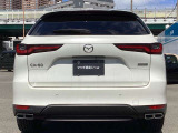 堂々とした佇まいとワイド感を強調したCX-60のリアビュー。特徴的なLEDテールランプが先進性と高い質感を演出します。「引き算の美学」が息づく、洗練された美しい後ろ姿を見る度に高揚感を得られます。