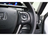Hondaセンシングの機能のひとつ、アダプティブクルーズコントロール付!アクセルから足を離しても設定したスピードと前車との車間を保ち走行してくれます!車線維持もアシスト☆高速道路で疲労軽減ですね☆