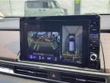 【バックカメラ】運転が苦手な方も車庫入れラクラク。ギアをリバースに入れれば自動的に切り換わりますので、面倒な操作は不要です。狭い駐車場も大切なお車を傷つけず安心です。