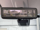 スマートルームミラーは、車両後方に設置されたカメラの映像を、ルームミラーに映し出すことで、死角をなくし、安全性を向上させることができます。また、夜間や雨天時でも、クリアな映像を映し出すことができます。
