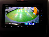 バックカメラの画像です。ガイドラインがスムースな車庫入れをサポートいたします。車庫入れの安心感がアップしますね。