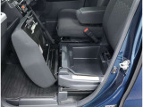 助手席シートアンダーBOXが装備されています!車検証ケースなどを入れておくと、助手席前のグローブBOXが有効に使えます♪または洗車道具や冬場に向けて霜取り剤なんかもいいですね♪開閉は簡単にできます!