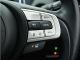 ◆アダプティブクルーズコントロール◆予め設定した車速内でクルマが自動的に加減速。前走車との適切な車間距離を維持しながら追従走行します。【LKAS】車線維持支援システムでステアリング操作を支援。