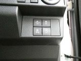 コーナーセンサーを車の前後に装備。障害物までの距離に応じて警告音を変えてお知らせ。縦列駐車時や駐車場・車庫などでの取り回しをサポートします。詳細は販売店スタッフまでおたずねください。