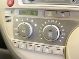 【オートエアコン】一度お好みの温度に設定すれば、車内の温度を検知し風量や温度を自動で調整。暑い&hellip;寒い&hellip;と何度もスイッチ操作をする必要はありません。快適な車内空間には必須の機能ですね♪