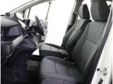 高いホールド性で運転姿勢が安定します。長距離ドライブでも疲れにくいのが魅力です。快適なドライビングライフをお送りください♪