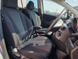 体をしっかり支えるシート形状で、運転姿勢を安定させやすい運転席。アームレスト付きで長時間の運転でも姿勢を保ちやすく、日常使いに配慮された空間です。