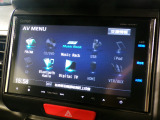 CD、DVD、Bluetooth、AM、FM、スマートフォン接続ができます。