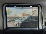 ロールシェイドは左右のサイドガラスに装備されています。日差しを遮り、車内温度上昇を抑制します。また、プライバシー保護にも役立ちます。