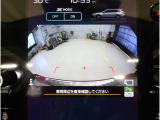 後方映像を11.6インチディスプレイに表示し、ステアリング連動ガイドラインが駐車をサポート。さらに後退時はリヤ4センサーが障害物を検知し、必要に応じてブレーキが作動します。