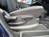 運転席シートはラチェット式のレバーで高さ調整できます。女性の力でも簡単に操作が可能ですよ。忙しい時でも、ちょうどよいドライビングポジションをサッと見つけられて、快適に運転していただけますね!