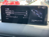 走行時、フロントガラスに設置したカメラで車線を認識。車線を踏み越える可能性があると判断すると、警報音でドライバーに注意を促します。