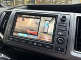【バックカメラ】運転席から画面上で安全確認ができます。駐車が苦手な方にもオススメな便利機能です。