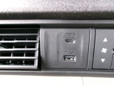 便利な充電用USBジャックも付いています。