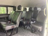 広々とした2列目シートは居住性が高く、居心地も快適!友達や家族とのお出かけにぴったりです。ベビーシートやチャイルドシート使用時も快適にお過ごしいただける十分な空間を確保しています。