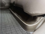 ◆リアシートアンダートレー◆濡れた傘や置靴などをすっきりとしまえる大型のトレー。取り外して、手軽にお手入れもできます。