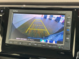 リバースギアに入れるだけで後方の表示へ切り替わります。夜間や雨の日の駐車も楽になりますよ。