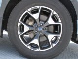 純正17インチアルミホイール。 タイヤサイズは225/60R17。