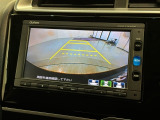 リバースギアに入れるだけで後方の表示へ切り替わります。夜間や雨の日の駐車も楽になりますよ。