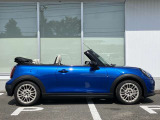 オリジナルサービスもついたMINI自動車保険も取り扱っております。MINI自動車保険にご加入いただくと、万一のトラブルを24時間365日サポートするエマージェンシー・サービスの〈プレミアム〉をご利用いただけます。