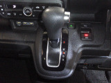 インパネシフトだから視線の移動も少なく足元もスッキリ。運転席もゆったりしているのでゆとりを持ってドライブできますね。