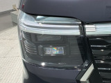 LEDヘッドライトは、点灯の瞬間から最大光量を発揮し、突然暗くなるトンネルなどでの安定感を高めます。