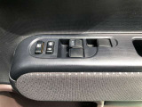 パワーウィンドウのスイッチです。 運転席にいながら助手席や後席の窓を開け閉めできるので、大変便利です。