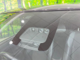 【トヨタセーフティセンス】走行中に前方の車両等を認識し、衝突しそうな時は警報とブレーキで衝突回避と被害軽減をアシスト。より安全にドライブをお楽しみいただけます。