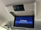 【後席用プルダウンモニター】後ろに乗車している人を飽きさせません♪ テレビやDVDビデオを見ながら楽しいドライブを♪使わない時は格納できますので、ジャマになる事もありません♪