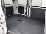 リヤシートを倒すとフラットな荷台になります。