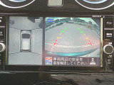 空から見下ろすような視点で、スムーズな駐車と安全確認をサポートする「アラウンドビューモニター」付です。
