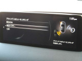 BSMは、車線変更時における運転者の後方確認を支援するシステムです。自車の後方から接近する車両を検知すると、接近表示灯(ミラーに設置)         と警報音で運転者に危険を知らせます。