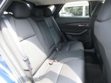 CX-30は、ホイールベースを長めに設定することにより、後部座席の足元のスペースに余裕が生まれて快適性を高めています。居住性が良く、ロングドライブでも疲れを感じにくくなるのがメリットです。