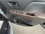 運転席パワーウィンドウスイッチとドリンクホルダーです。