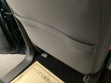シートバックポッケト。散乱しがちな小物を収納するのに便利です。