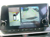 アラウンドビュ-モニタ-装備。上から見下ろしているような映像が表示されるので、車庫入れ時にも安心です!確認しずらい障害物等も視認しやすいですね^^