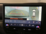 車両を上から見たような映像をディスプレイに表示。さらにフロントカメラにより前方映像を確認することが出来ます。
