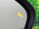 【ブラインドスポットモニター】走行中、ドアミラーの死角になりやすい箇所に後続車が接近するとサイドミラーのレンズに警告を表示!ドライバーに注意喚起をしてくれます。